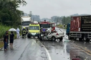 Colis�o frontal deixa dois mortos na BR-470, em Indaial