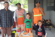 Crian�as de Gaspar Grande escolhem tema 'gari' e transformam anivers�rio em homenagem emocionante