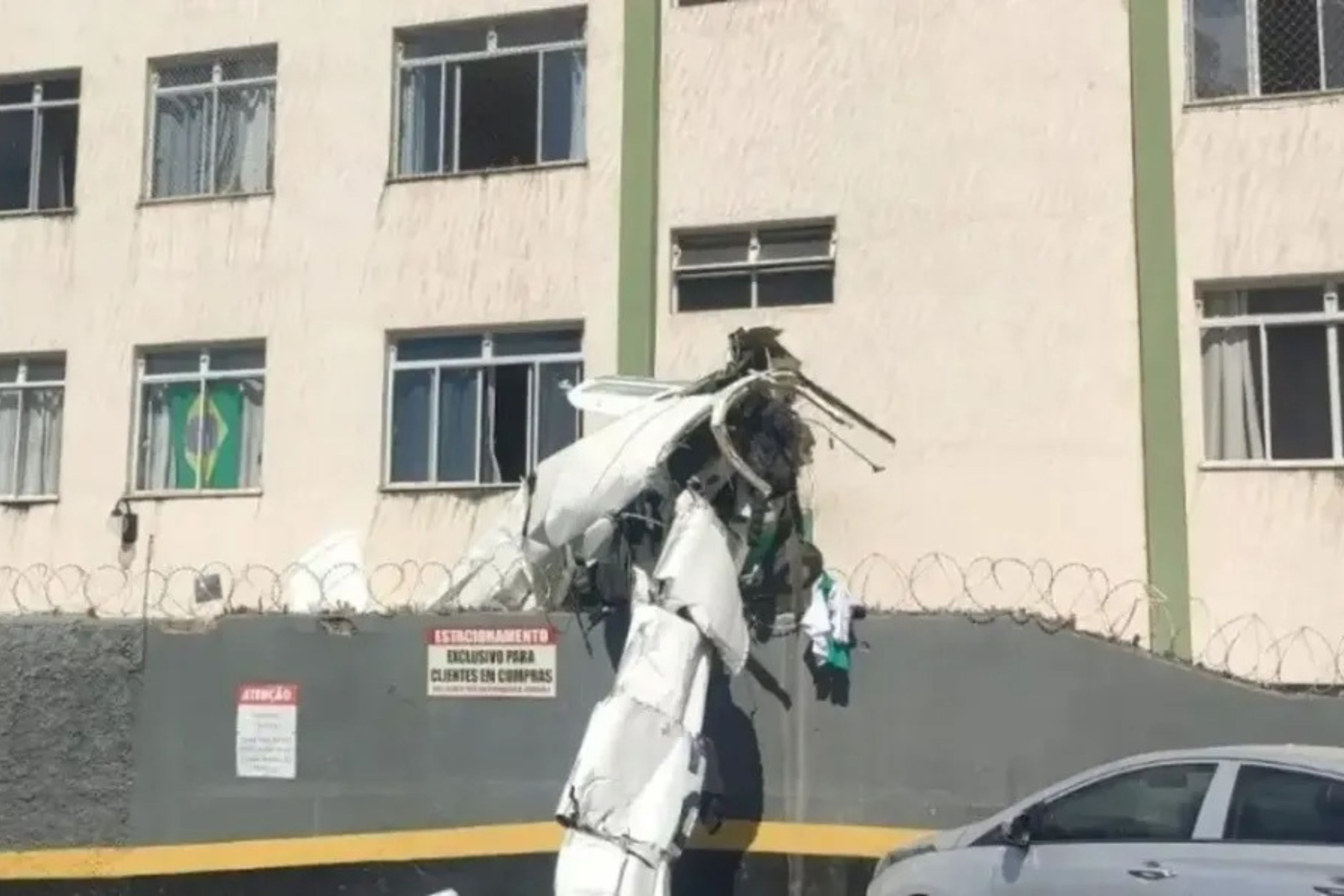 Avi�o bate em pr�dio, cai e deixa dois mortos em Belo Horizonte