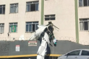 Avi�o bate em pr�dio, cai e deixa dois mortos em Belo Horizonte