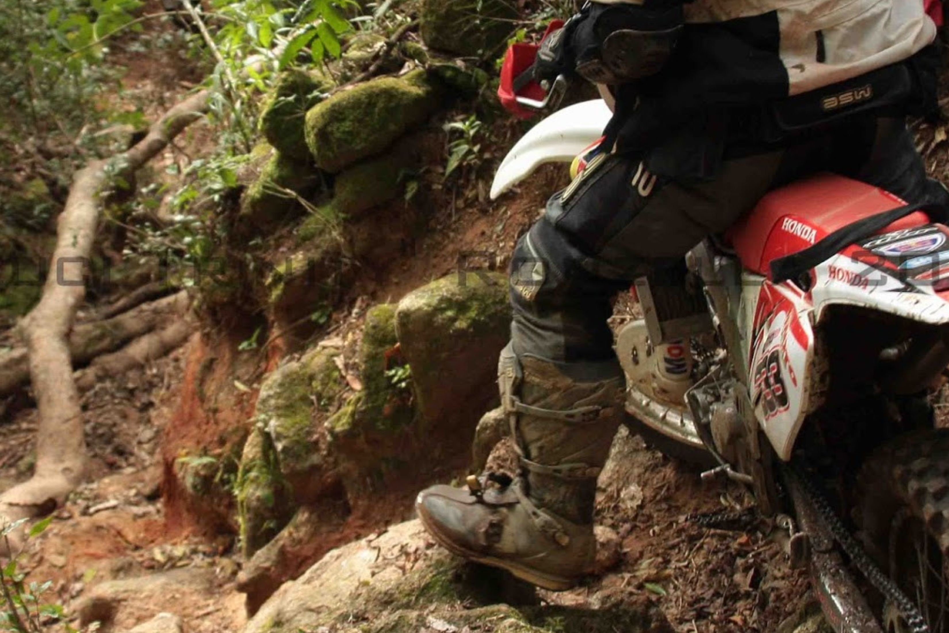 Bombeiros s�o chamados para resgatar motociclista perdido em trilha entre Gaspar e Blumenau
