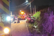 Carro colide contra barranco no bairro Macuco e duas pessoas s�o hospitalizadas