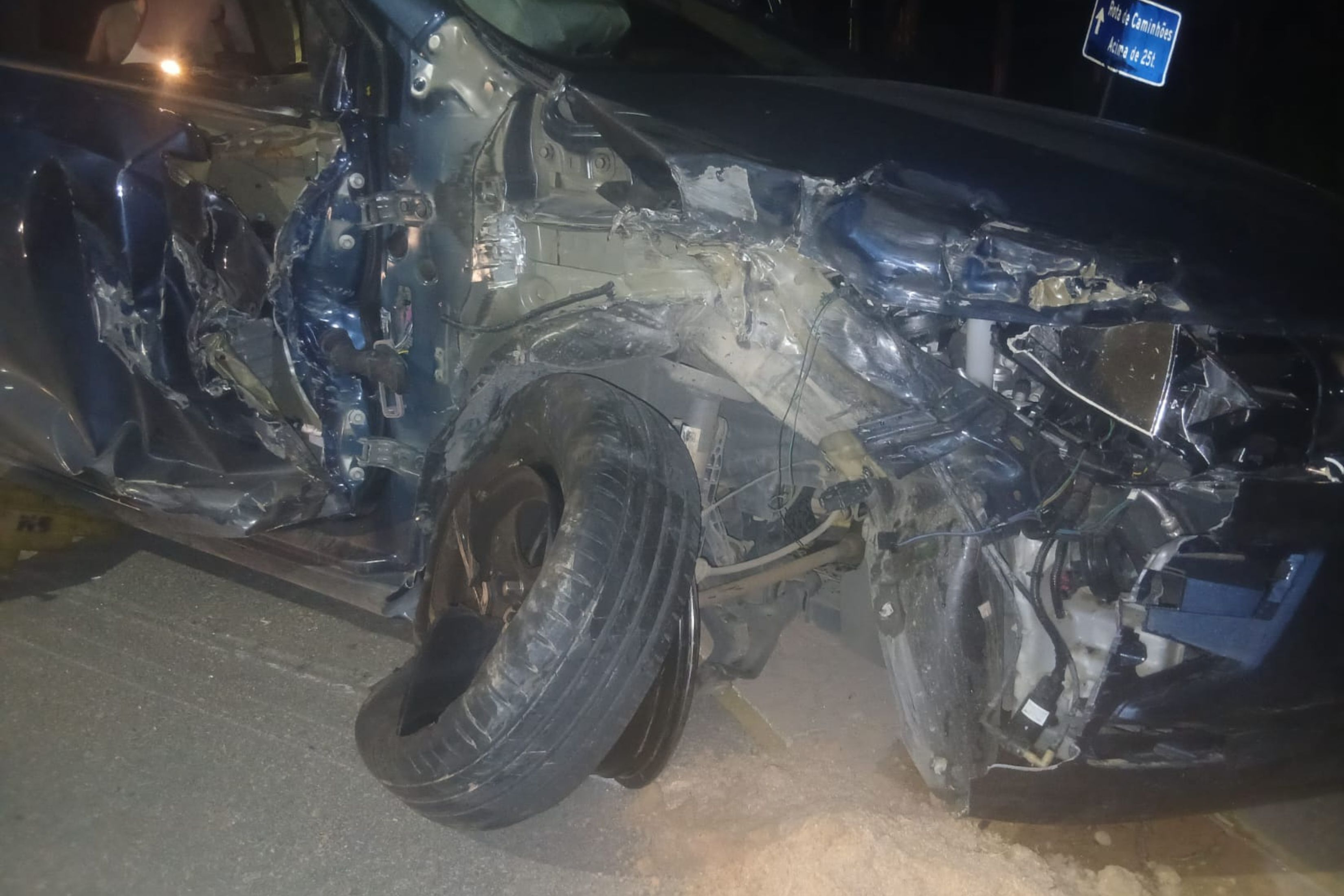 Colis�o entre carro e caminh�o deixa mulher ferida na Jorge Lacerda, em Gaspar