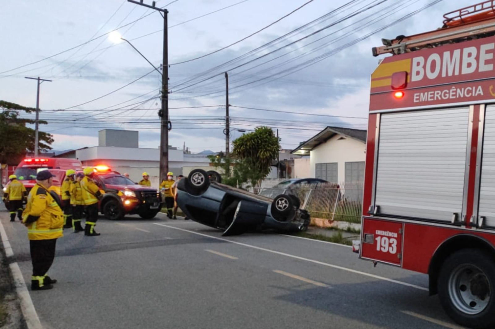 Feriado come�a com capotamento de carro com colis�o em muro de casa em Gaspar