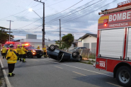 Feriado come�a com capotamento de carro com colis�o em muro de casa em Gaspar