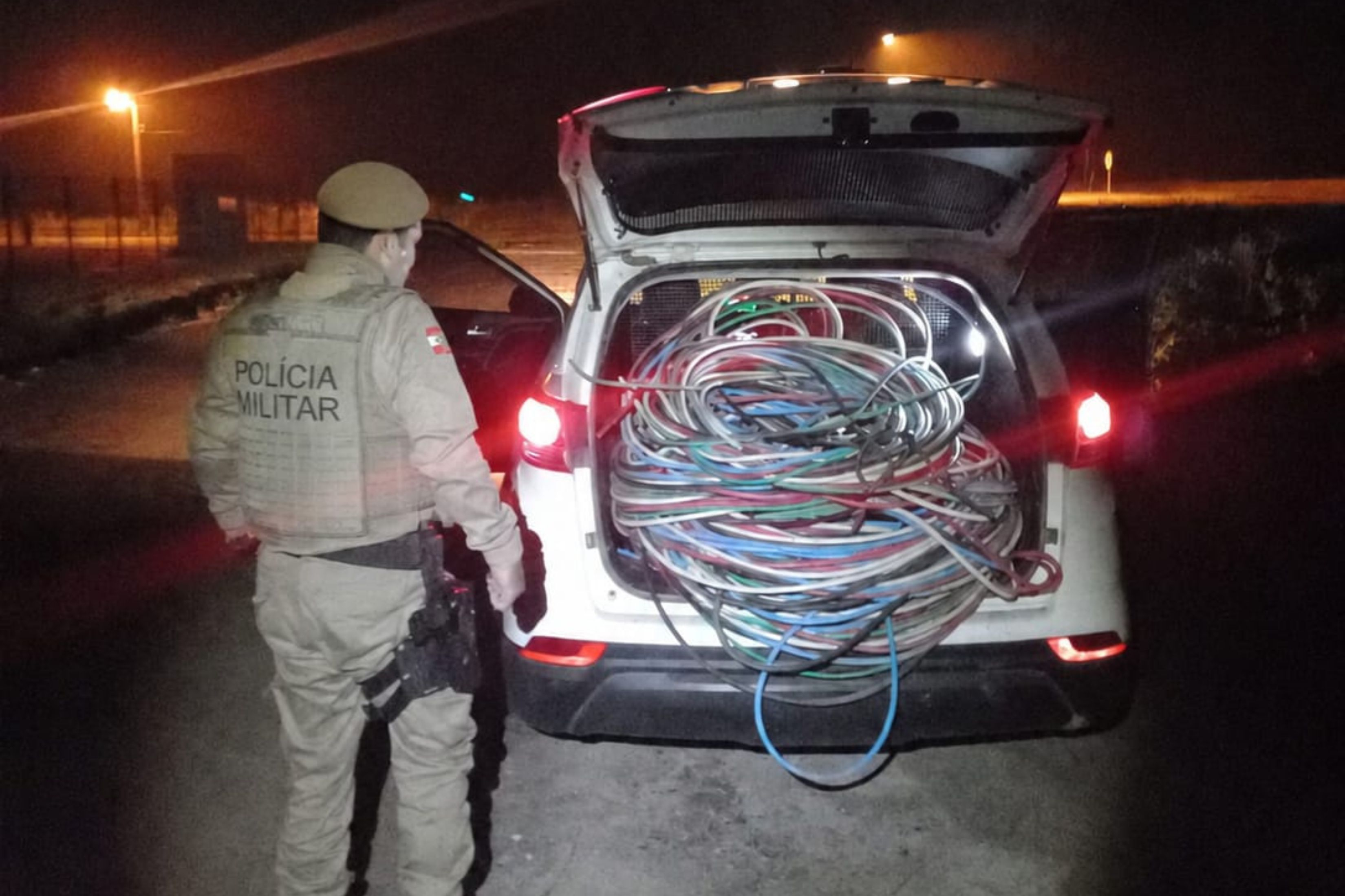 Ladr�o � preso furtando 500 kg de fios em galp�o em Ilhota