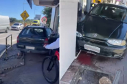Carro quase atinge fachada de loja no Centro de Gaspar