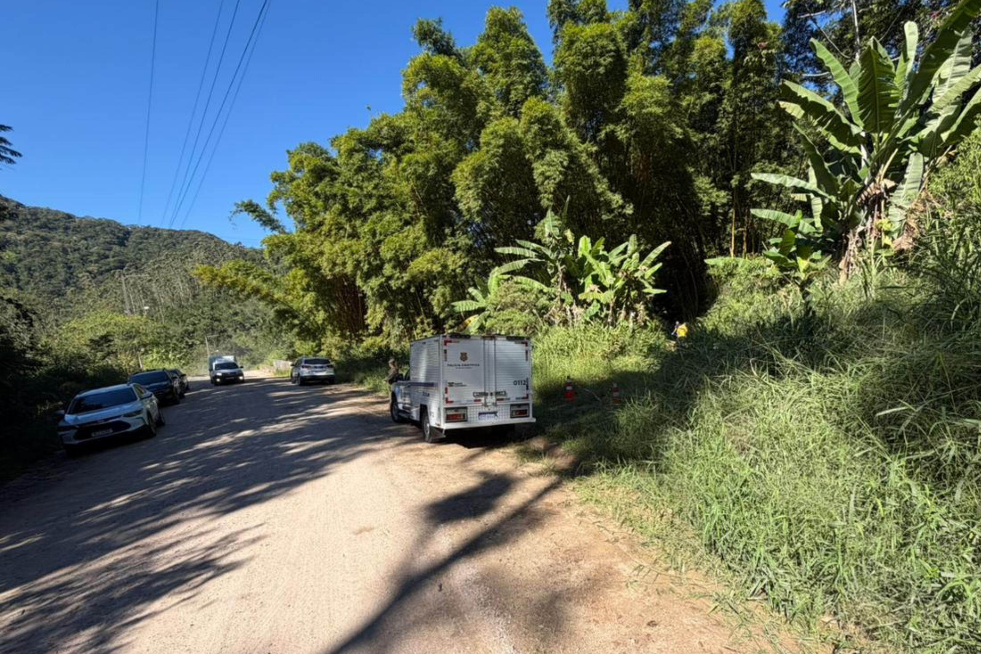 Corpo com sinais de viol�ncia e pernas amarradas � encontrado em mata no Arraial, em Gaspar