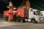 Carreta destr�i p�rtico 'cart�o-postal' de Pomerode