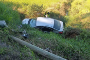 Carro colide contra poste e cai em vala no Bra�o do Ba�, em Ilhota