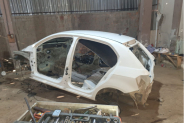 Pol�cia descobre galp�o de desmanche de carros roubados em Ilhota