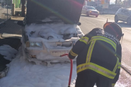 Quinta-feira come�a com carro pegando fogo no Centro de Ilhota