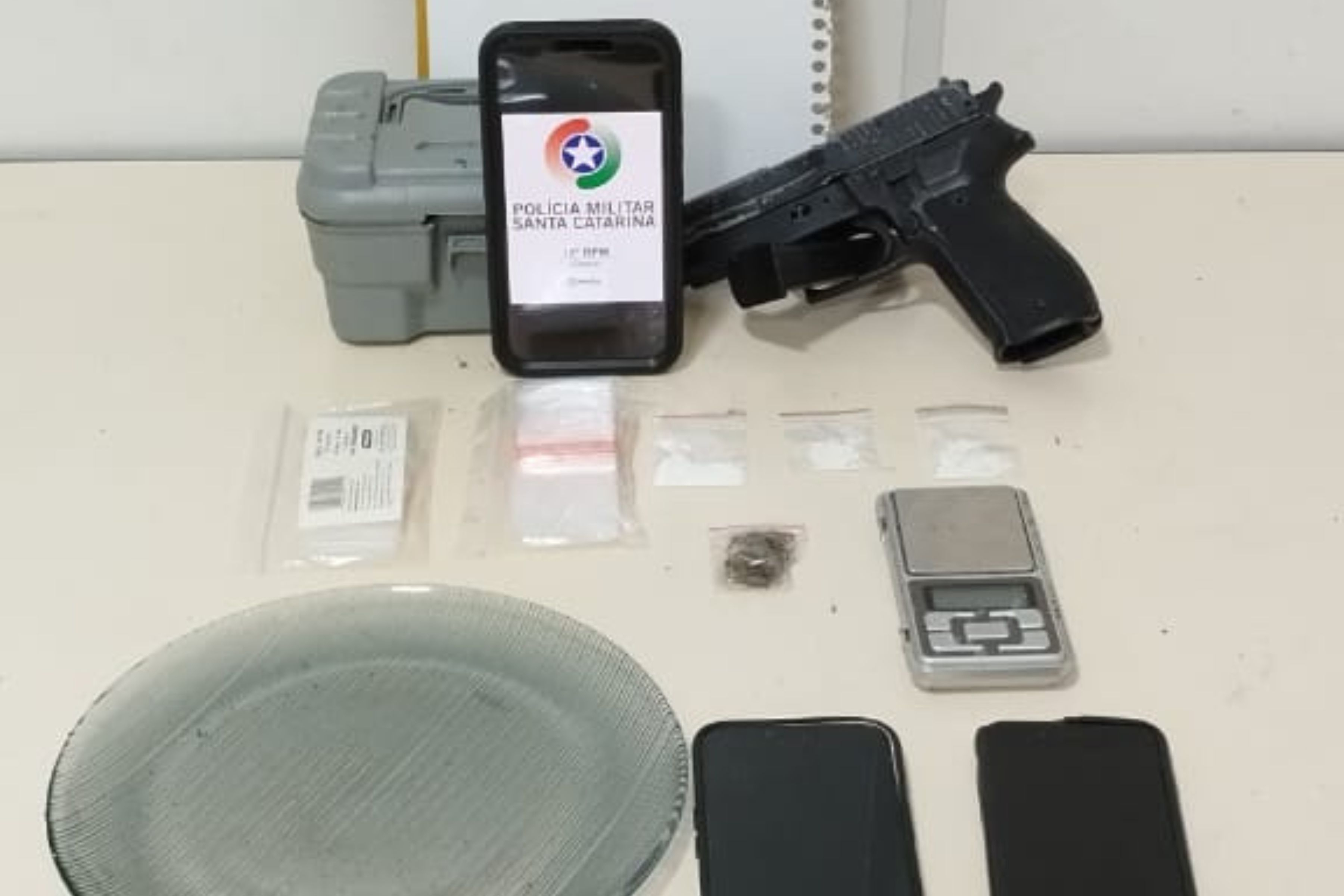 Pol�cia encontra drogas em carro e casa e traficante � preso em Gaspar