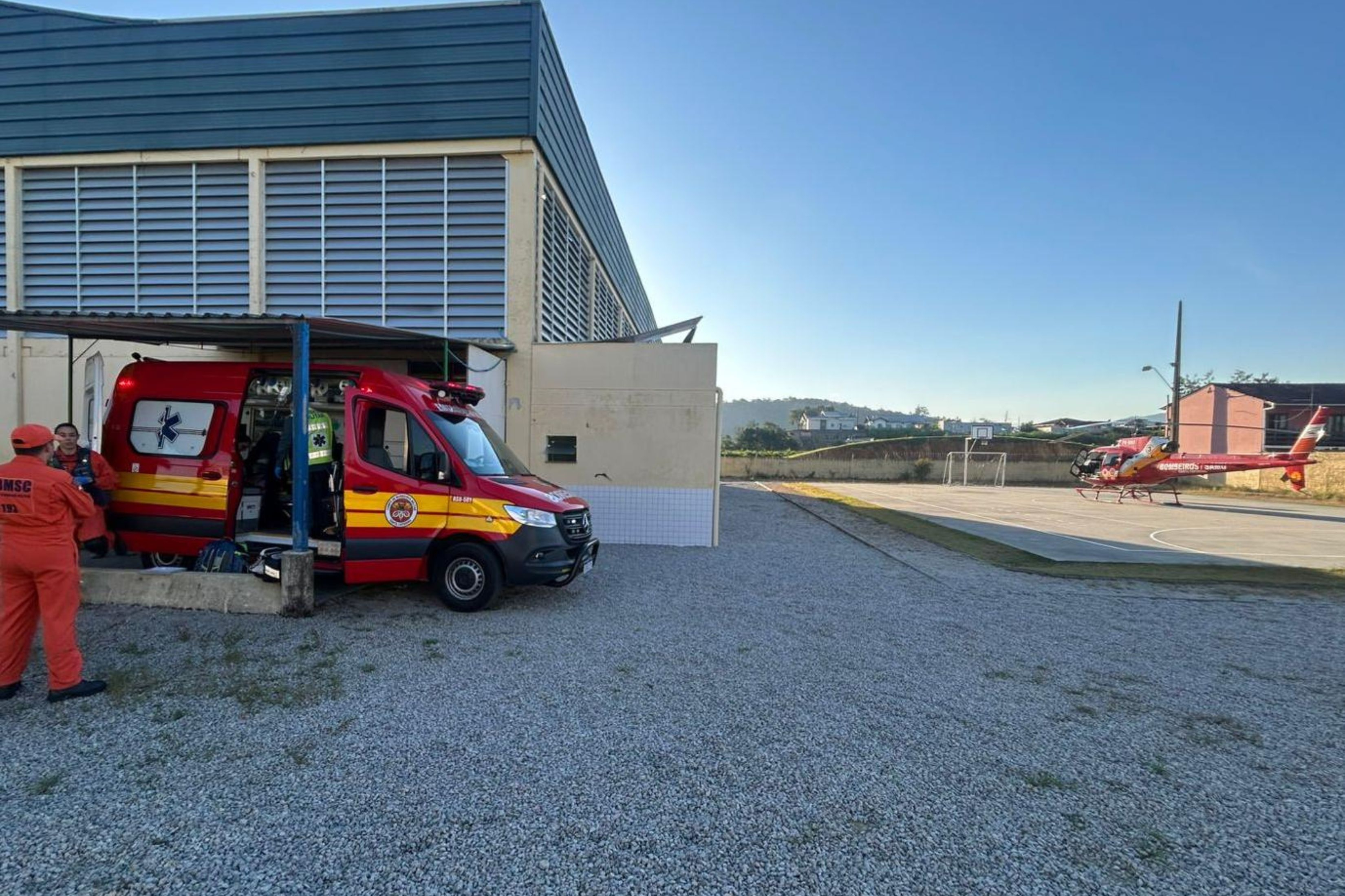Oper�rio fica ferido ap�s cair de janela no segundo andar de escola em Gaspar