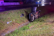 Carro capota e cai em canteiro central da BR-470, em Ilhota