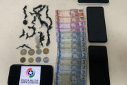 PM prende jovem que vendia drogas perto de trailer de lanches no Figueira, em Gaspar