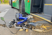 Ciclomotor fica destru�do e idoso � hospitalizado ap�s acidente com �nibus em Itaja�