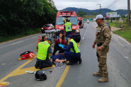 M�dicos param para socorrer motociclista ferido ap�s queda na Ivo Silveira, em Gaspar