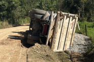 Caminh�o carregado com macadame tomba no Alto Gasparinho, em Gaspar