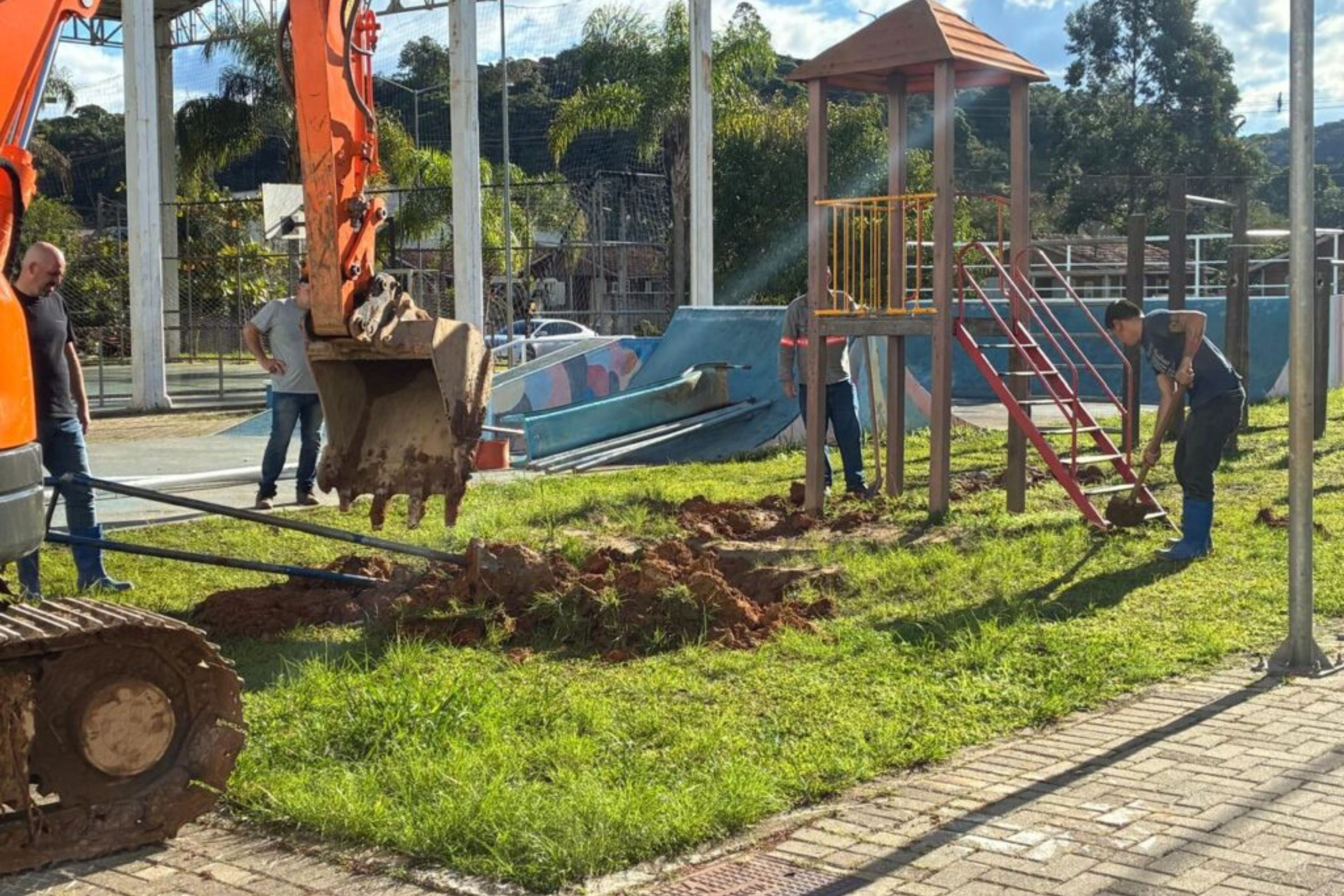 Pra�a de Gaspar ganha novo parque infantil com brinquedos para crian�as com defici�ncia