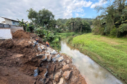 Come�a a obra de conten��o e estabiliza��o na cabeceira da ponte p�nsil do Gasparinho