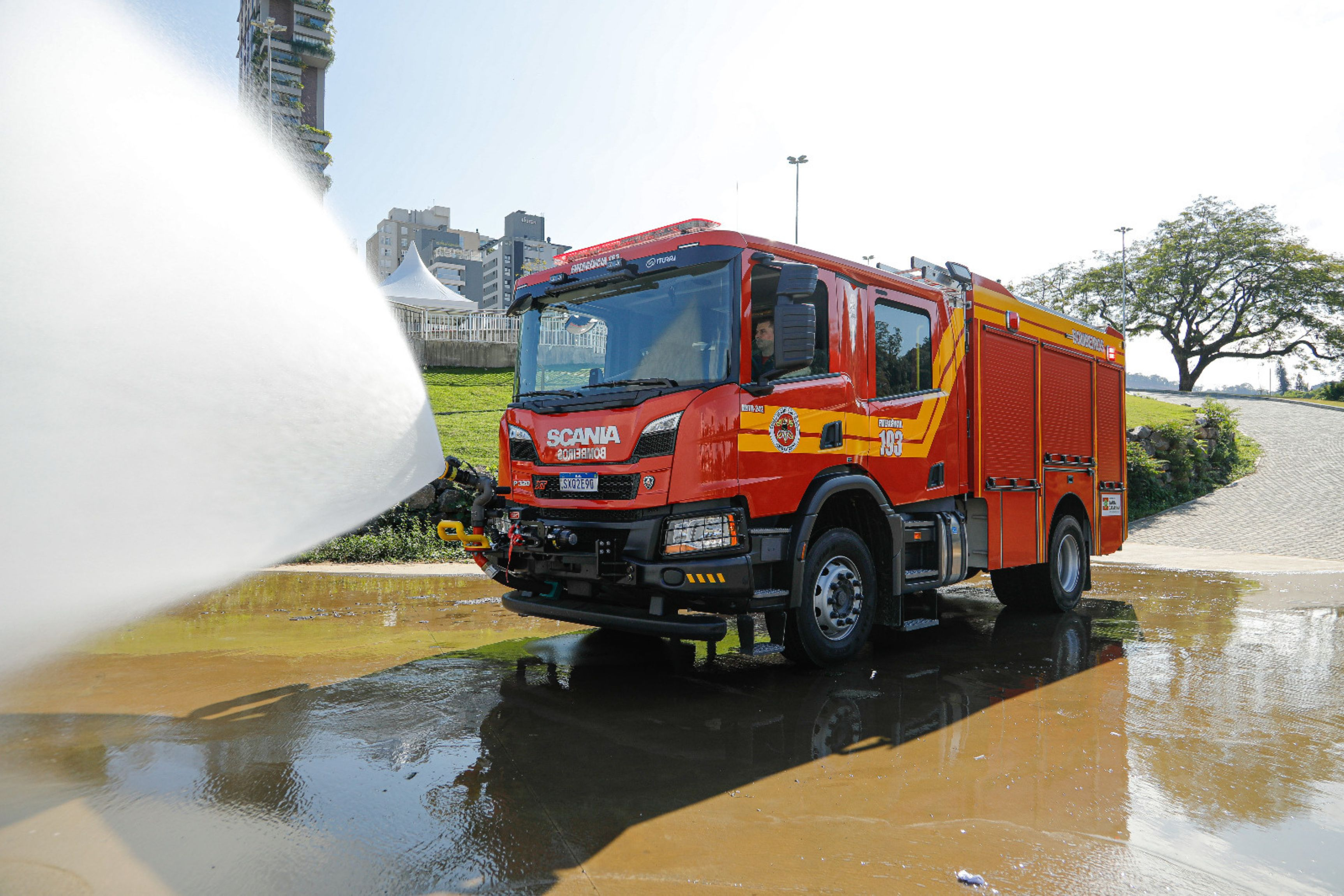 Corpo de Bombeiros de Blumenau recebe 'mais moderno do mundo'