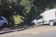 Motorista estaciona e, minutos depois, cratera 'engole' carro na Margem Esquerda, em Gaspar