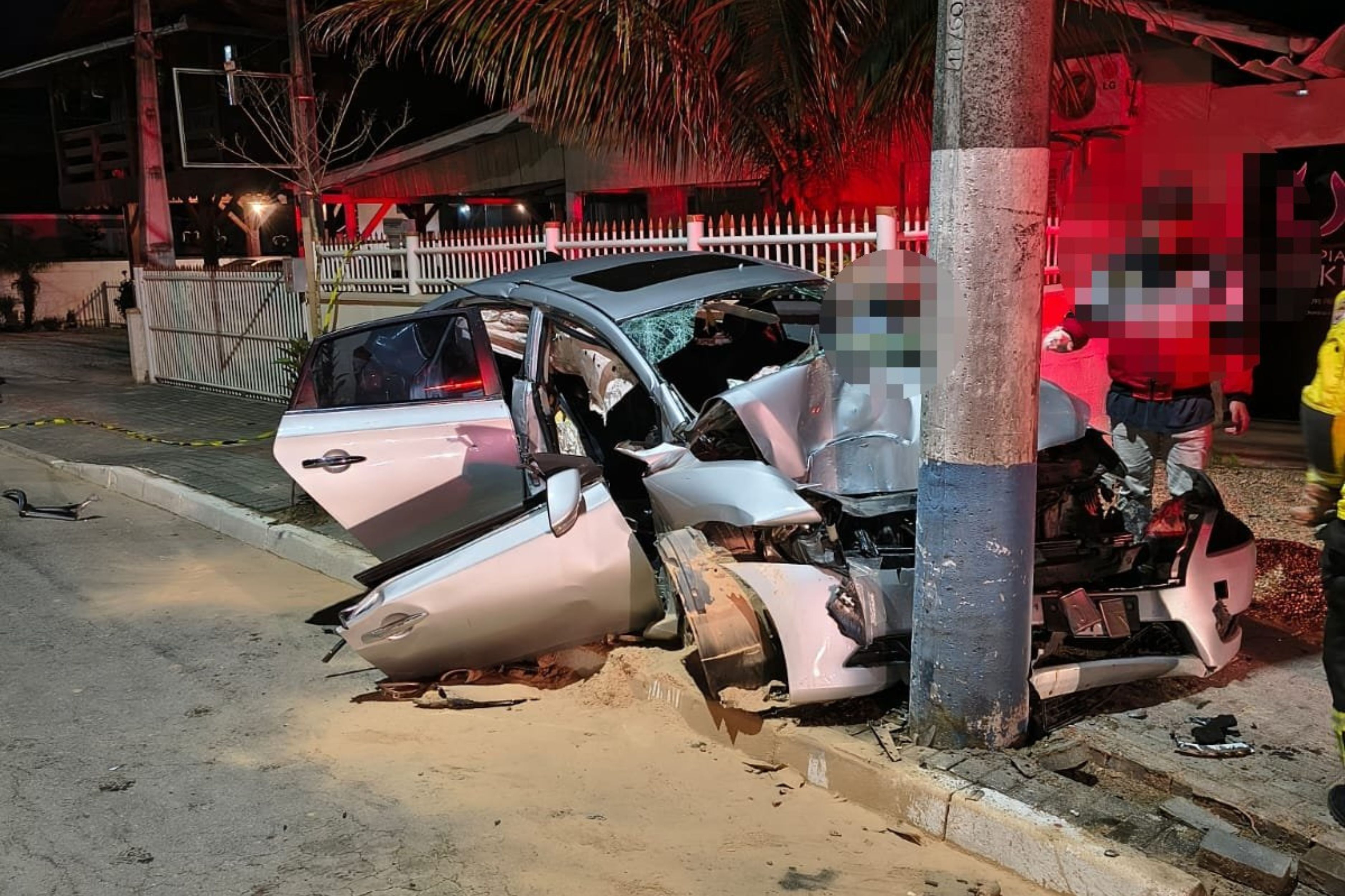 Carro com cinco ocupantes se envolve em grav�ssima colis�o contra poste em Guabiruba