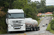 Caminh�o n�o consegue subir morro do hospital e derrama dejetos sobre a pista