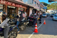 Motos e autopropelido s�o recolhidos em blitz da Ditran no Centro de Gaspar