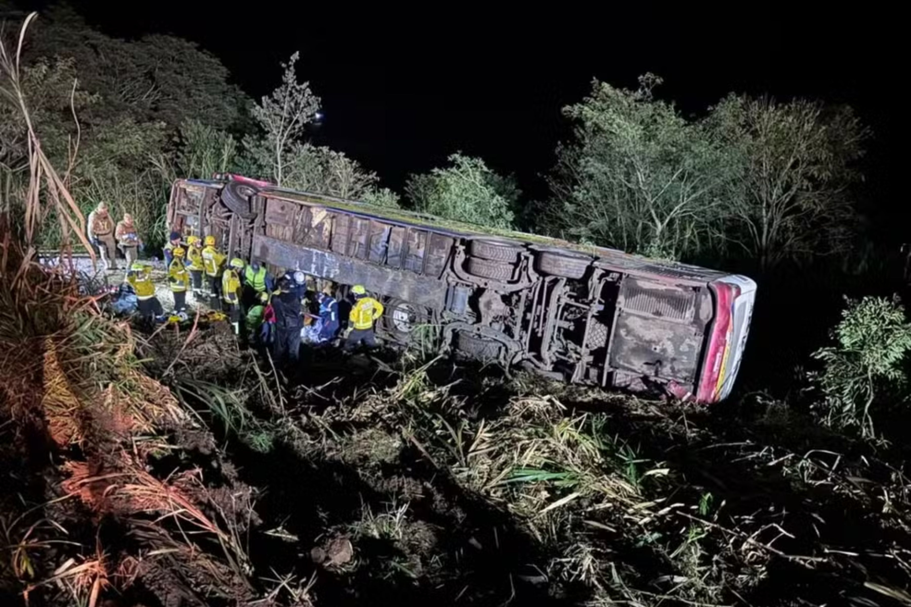 �nibus de excurs�o tomba em barranco e tr�s pessoas morrem no Oeste de SC