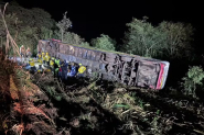 �nibus de excurs�o tomba em barranco e tr�s pessoas morrem no Oeste de SC