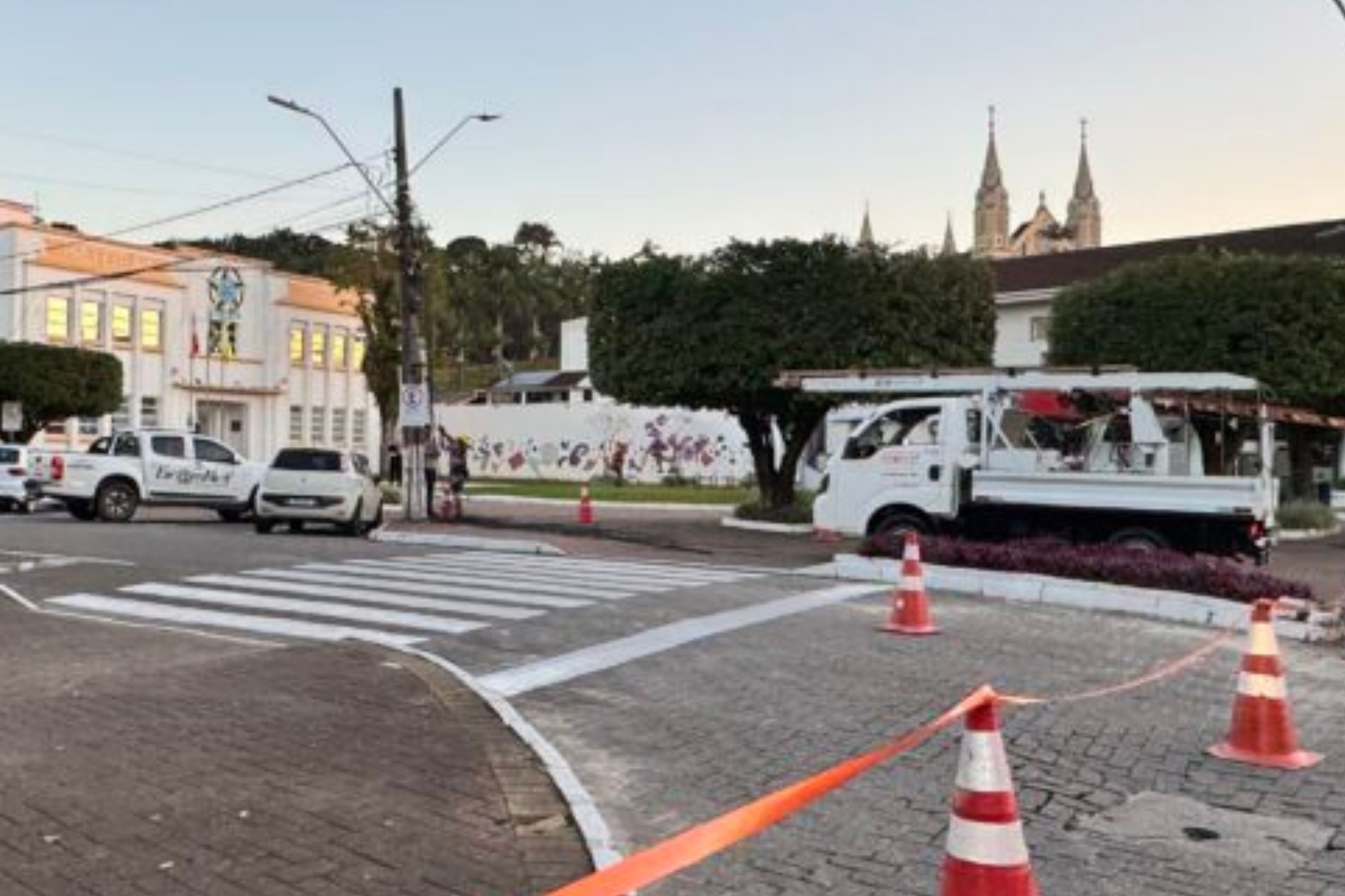 Celesc remove cabos de poste e comerciantes do Centro de Gaspar ficam sem internet