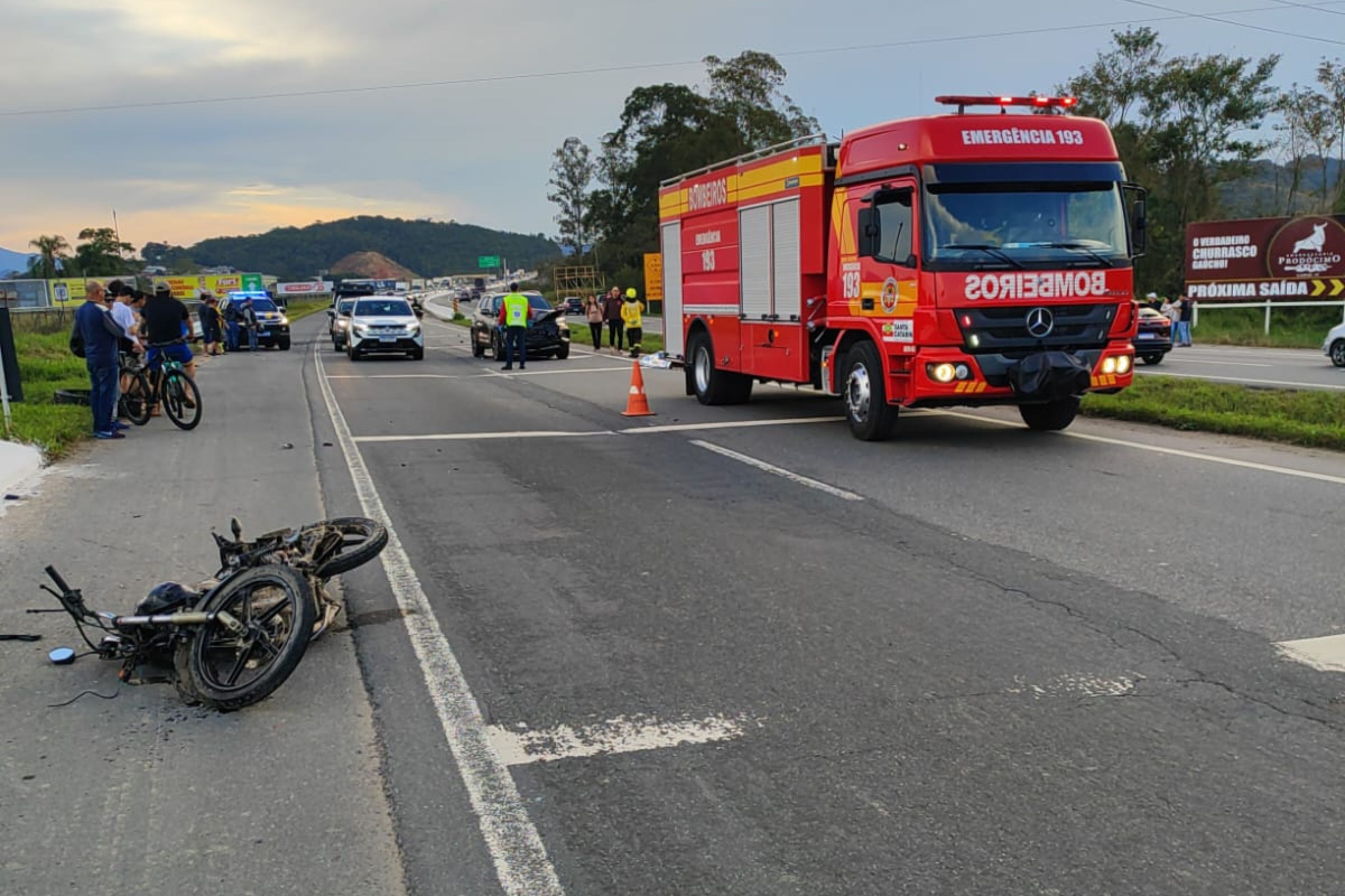 Morte na BR: colis�o entre moto e carro mata idoso em Gaspar