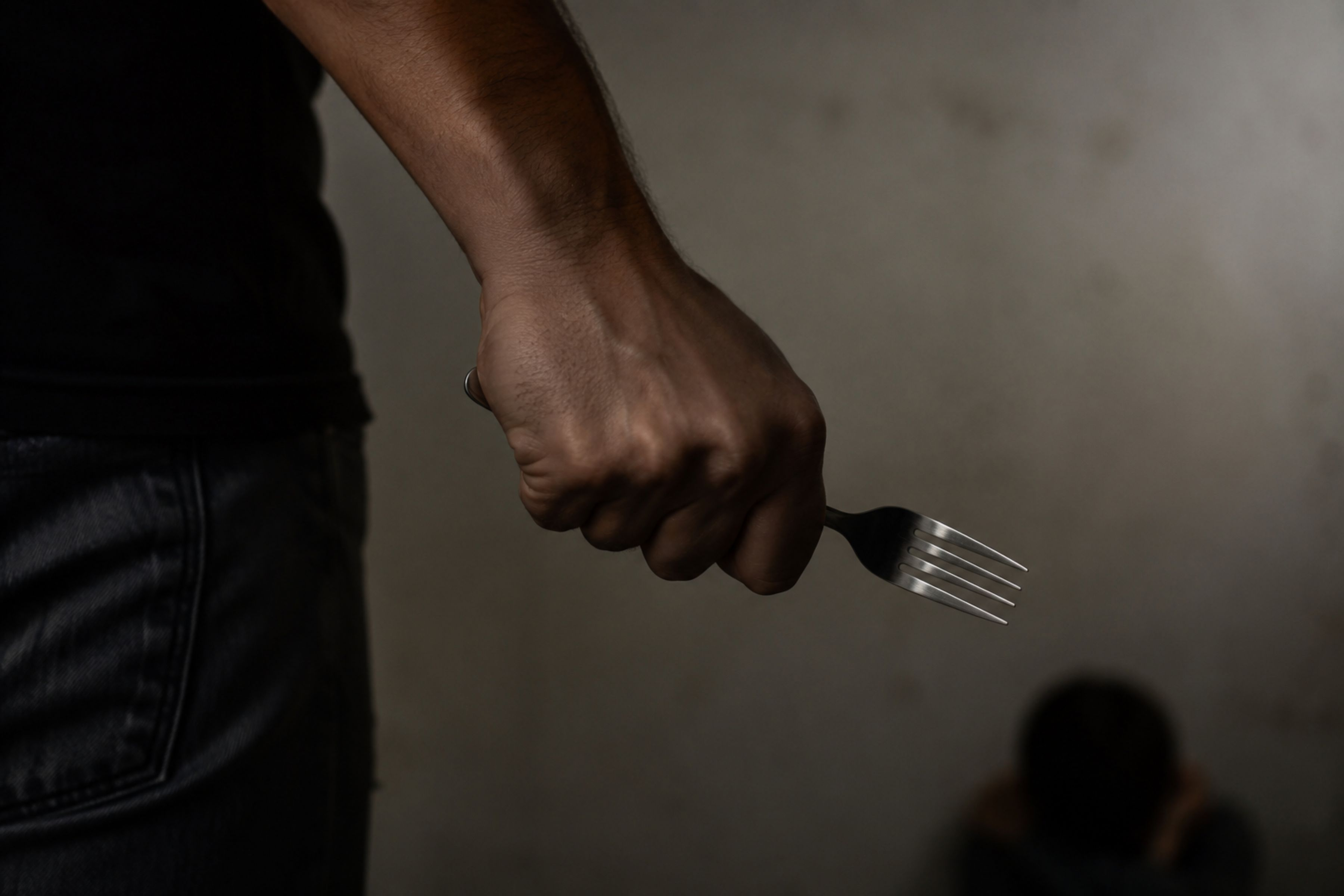 Padrasto agride enteados com garfo, mordida e soco ap�s se irritar com choro de beb� em Gaspar