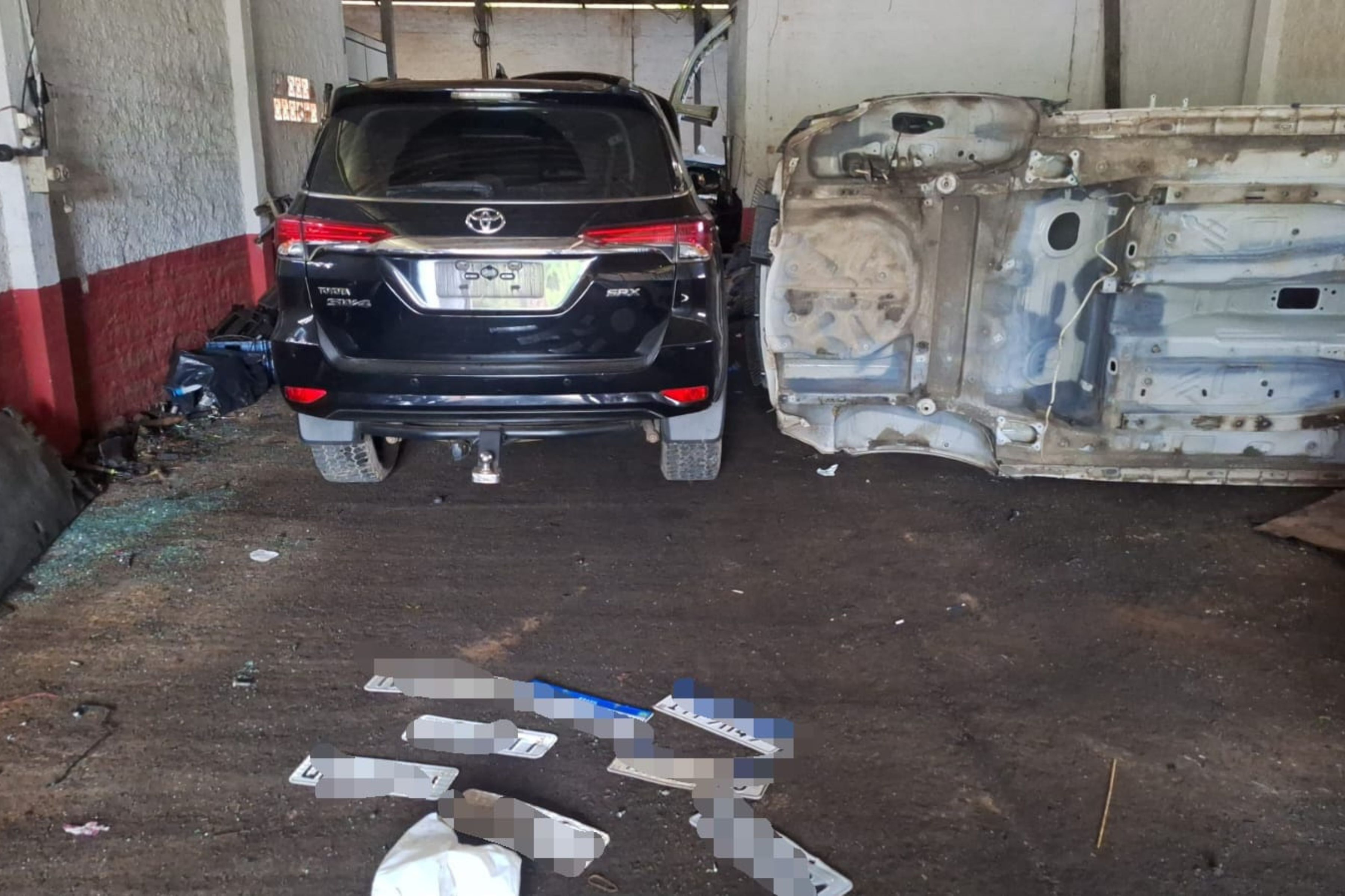 PM encontra desmanche clandestino de carros na BR-470, em Gaspar