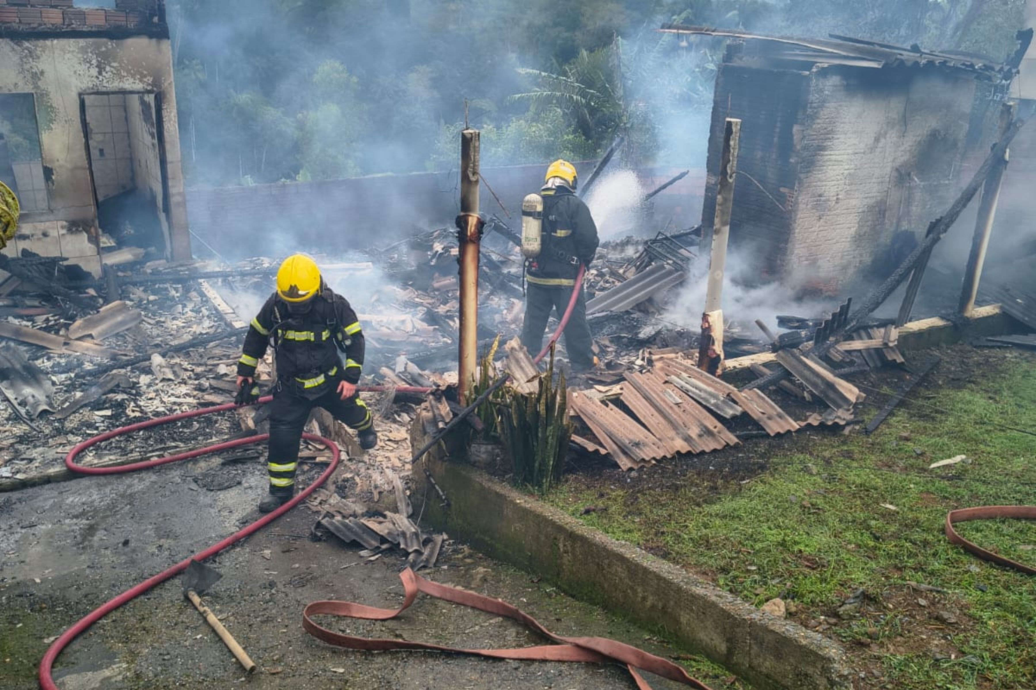 Homem incendeia casa, liga para a PM e espera para ser preso em ponto de �nibus em Indaial