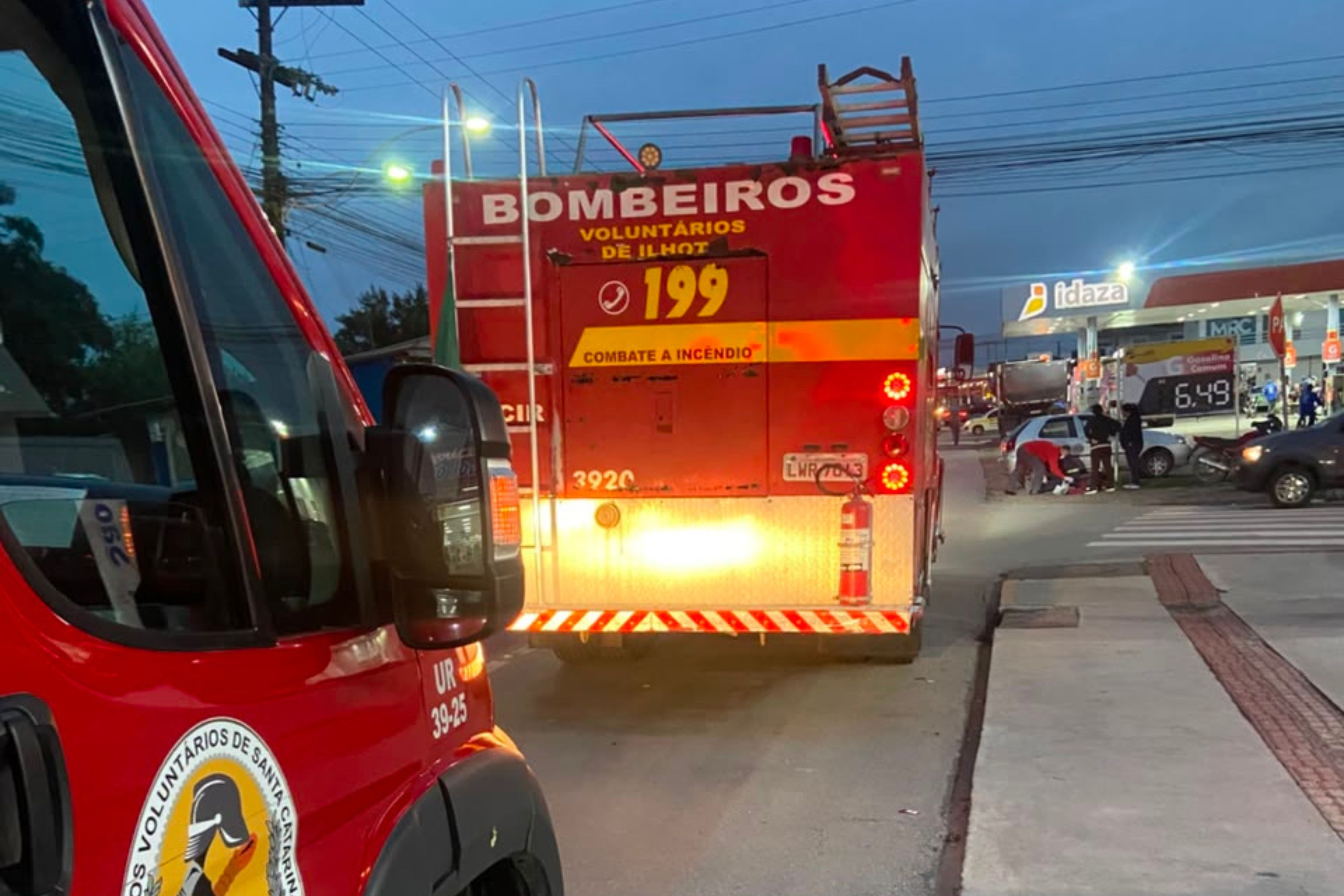 Motociclista sofre fratura no dedo em acidente entre carro e moto no Centro de Ilhota