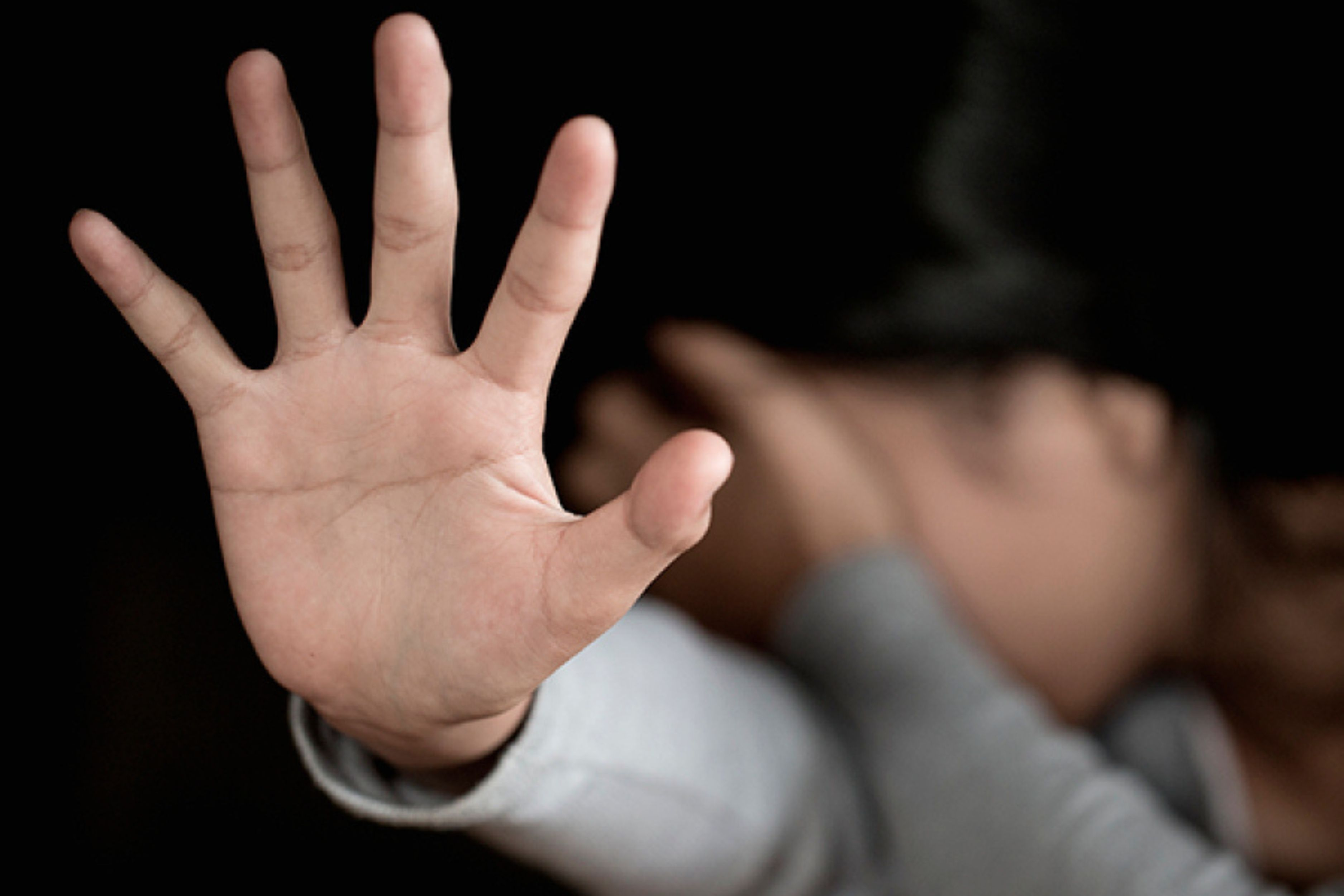 Homem que beijou menina de 11 anos a for�a � condenado a pagar R$75 mil em SC