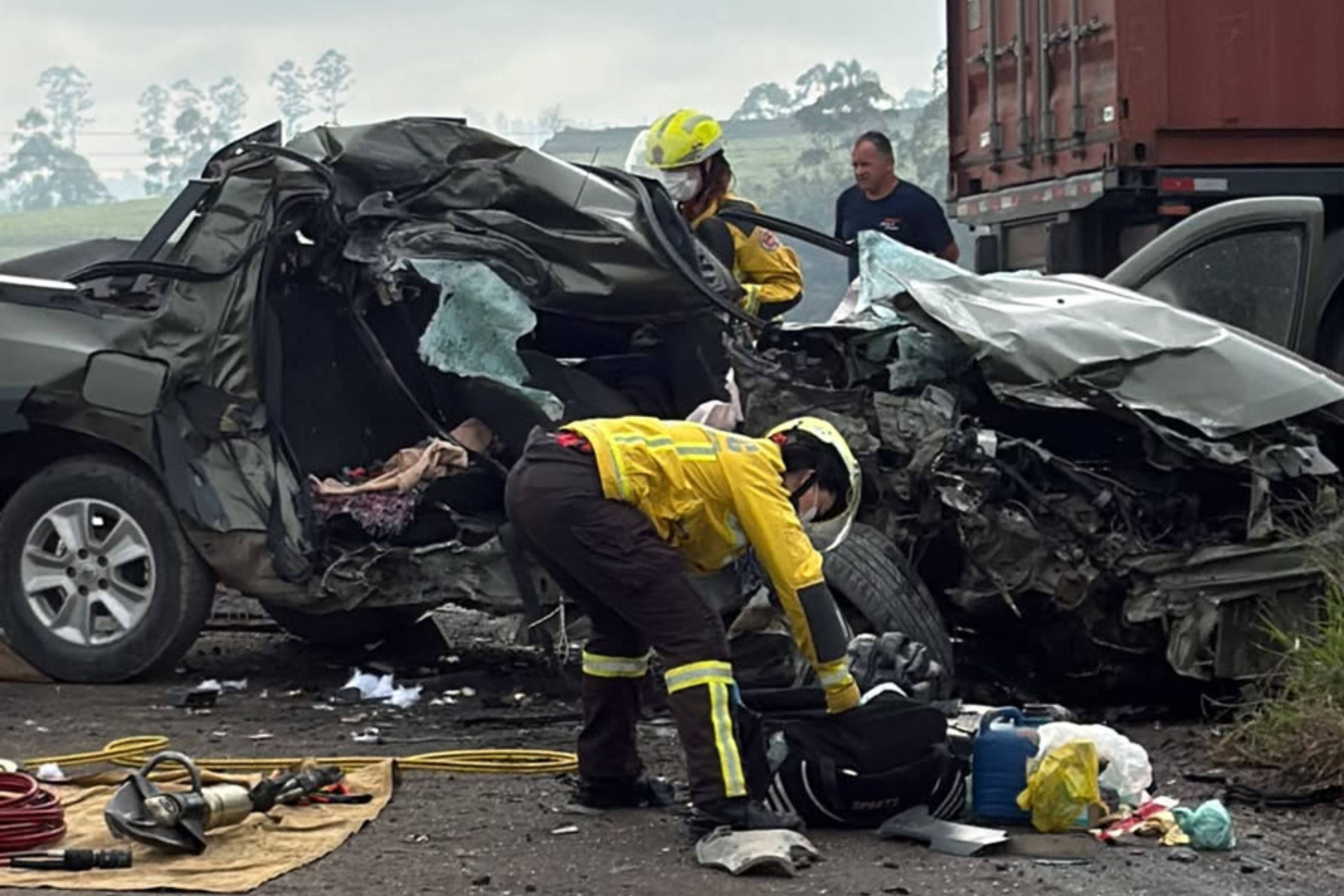 Acidente grav�ssimo destr�i carro e mata duas pessoas na BR-470, em Pouso Redondo
