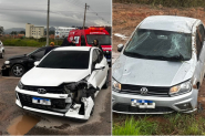 Tr�s carros colidem e um deles capota no acesso a Ilhota