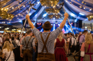 Funcion�rio de empresa de Gaspar � demitido ap�s dan�ar de muletas na Oktoberfest durante afastamento m�dico