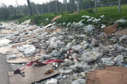 Carga com quase duas mil garrafas de whisky tomba e � saqueada de caminh�o no Sul de SC