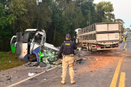 Mais de 20 pessoas morrem em gravíssimo acidente entre caminhão e ônibus da Saúde no Paraná