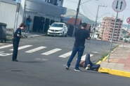 Policiais de folga impedem ataque contra estudantes em Lages; suspeito é atingido por quatro tiros