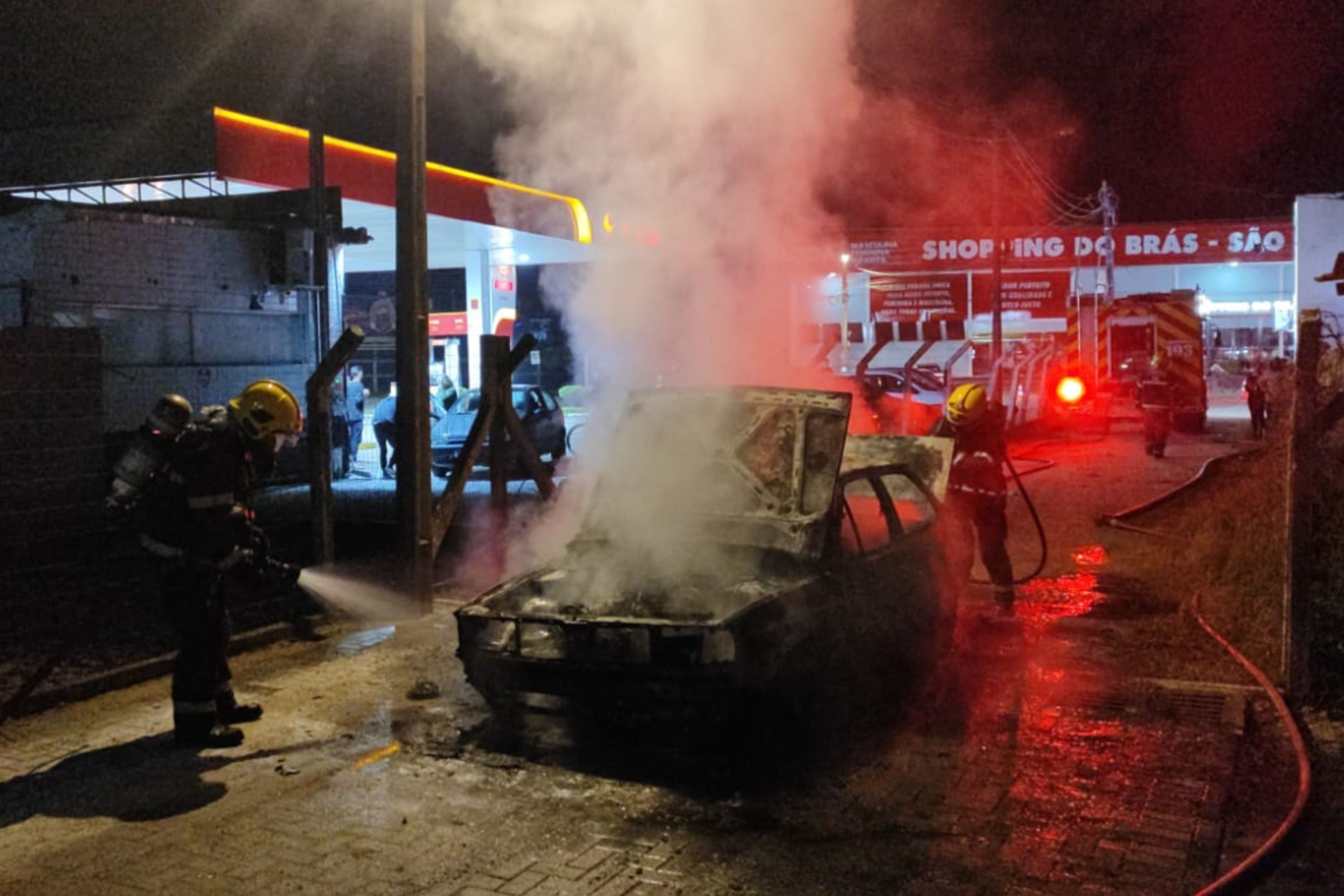 Carro � totalmente destru�do por inc�ndio no Centro de Gaspar