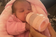 Beb� de dois meses cai de maca em posto de sa�de e fratura o cr�nio em Tubar�o