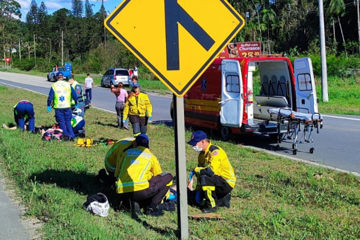 Colis�o entre carro e moto deixa duas pessoas feridas na BR-470, em Gaspar