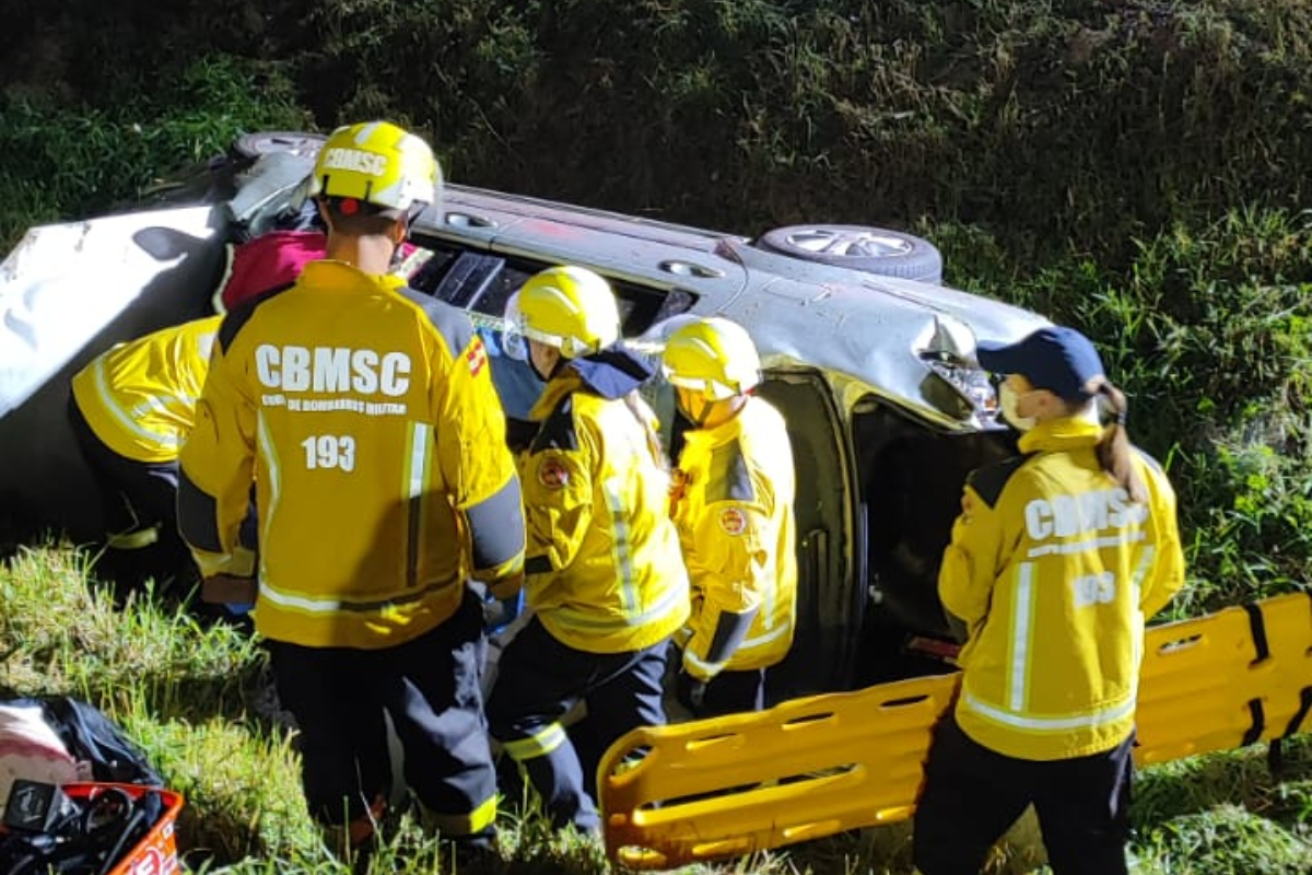 Madrugada registra dois capotamentos no mesmo trecho da BR-470, em Gaspar