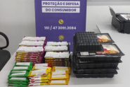 P�o de alho e biscoito: Procon apreende mais de 100 produtos vencidos em mercado no Centro de Gaspar